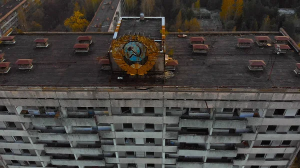 Escudo de armas soviético en un edificio en Pripyat —  Fotos de Stock