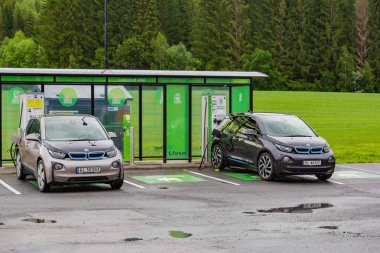 Doğada şarj istasyonunda elektrikli araba, Norveç