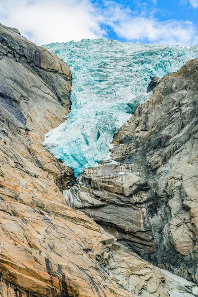 Ledovec briksdalsbreen s tavením modrého ledu — Stock fotografie