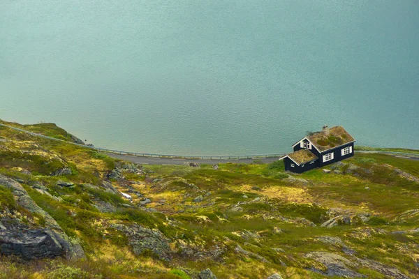 Дом с травяными крышами в Норвегии — стоковое фото