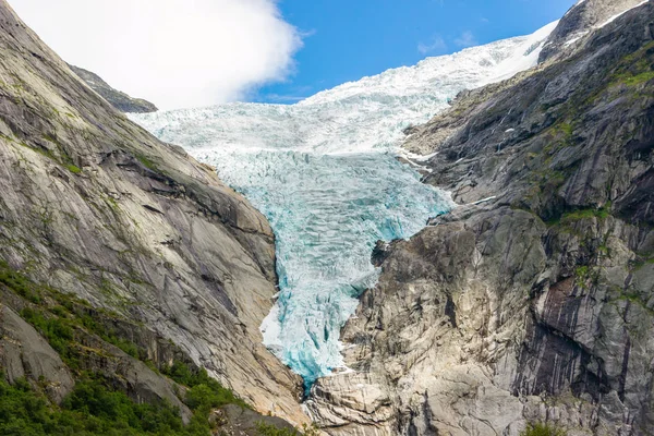 Ghiacciaio Briksdalsbreen con ghiaccio blu fondente — Foto Stock