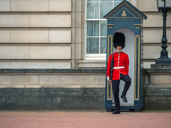 Soldato inglese pattuglia a Buckingham Palace — Foto Stock
