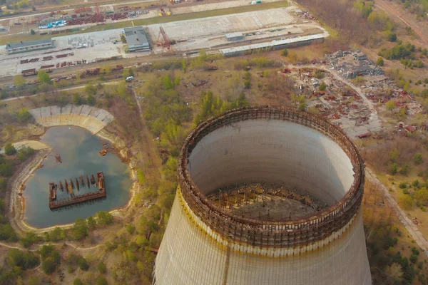Дрон летить над охолоджувальним вежею біля Чорнобильської АЕС — стокове фото