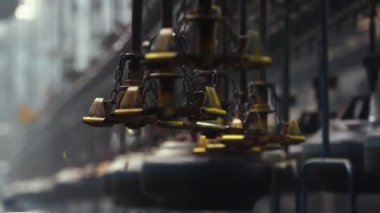 Lastik boşlukları dükkan da konveyör üzerinde hareket.