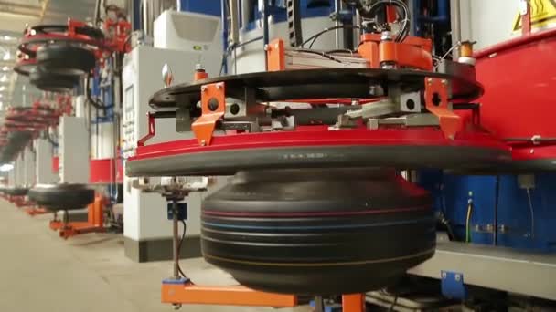 Moldeo de ruedas automotrices en una fábrica . — Vídeo de stock