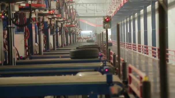 Горячие, копченые шины после литья поступают на конвейер — стоковое видео