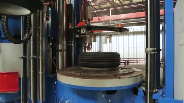 Automotive wiel molding in een fabriek. — Stockvideo