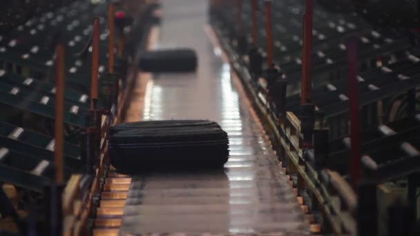 Prozess der Reifenformung in einer Fabrik. — Stockvideo