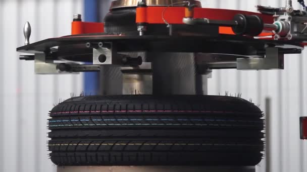 Machine de production de pneumatiques . — Video