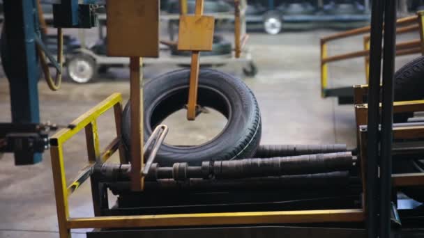 Шины перемещаются по конвейеру на сортировочный склад . — стоковое видео