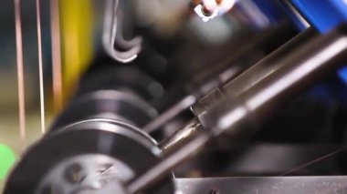 Bir fabrikada modern lastiklerin tel güçlendirme.