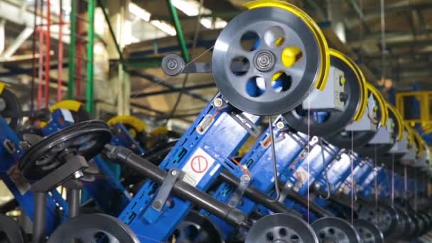 Bobines de fil d'acier dans une usine de pneus . — Video