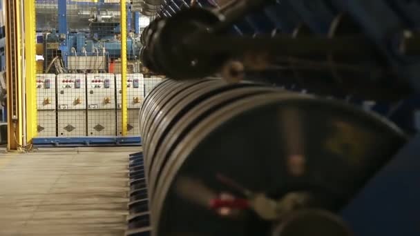 Renforcement des pneus modernes dans une usine . — Video