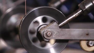 Lastik fabrikasında çelik tel bobinler.
