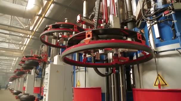 Machine de production de pneumatiques à l'usine de pneumatiques — Video