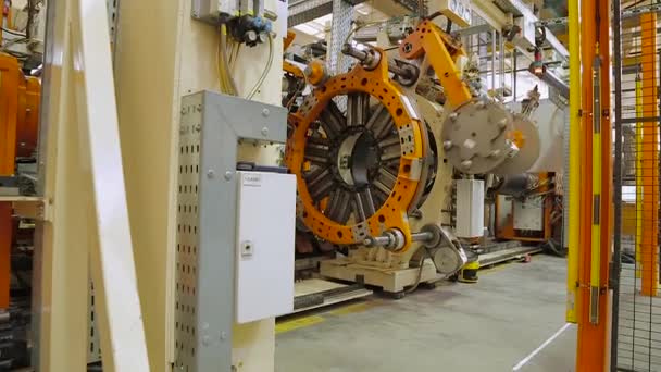 Tambour roulant formant la machine de pneu en action — Video