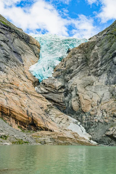 Sciogliere il ghiacciaio Briksdal in Norvegia, da vicino — Foto Stock