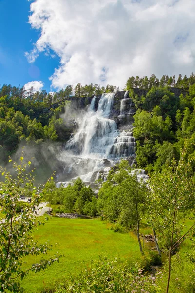 Vodopády v horách Norska v deštivém počasí — Stock fotografie