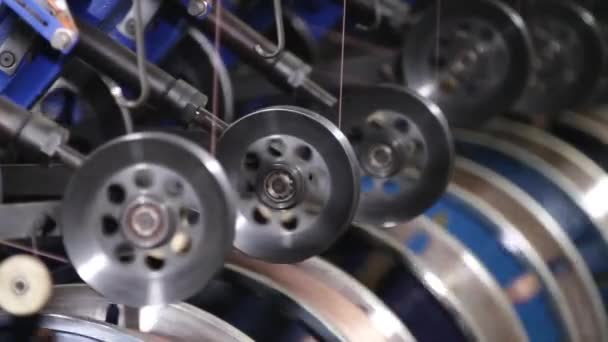 Refuerzo de alambre de neumáticos modernos en una fábrica . — Vídeo de stock