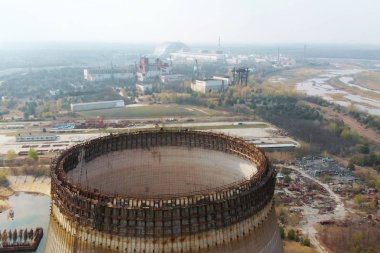 Çernobil NPP yakınlarındaki soğutma kulesinin üzerinden uçuyor..