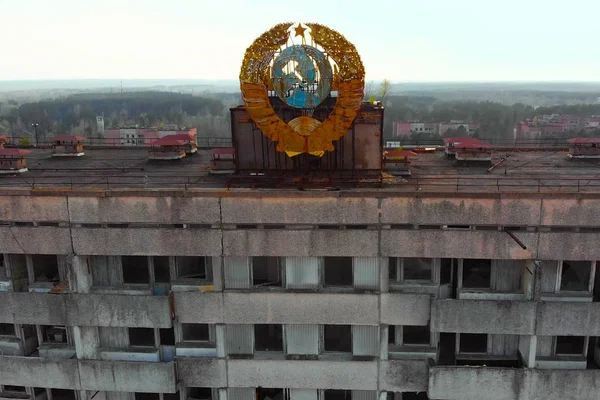 Wapen van de Sovjet-Unie op een gebouw in Pripyat — Stockfoto