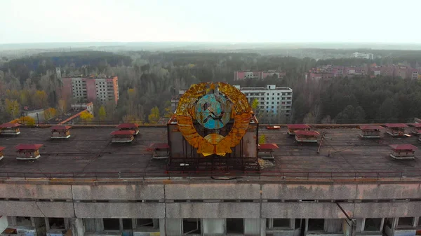 Escudo de armas soviético en un edificio en Pripyat — Foto de Stock