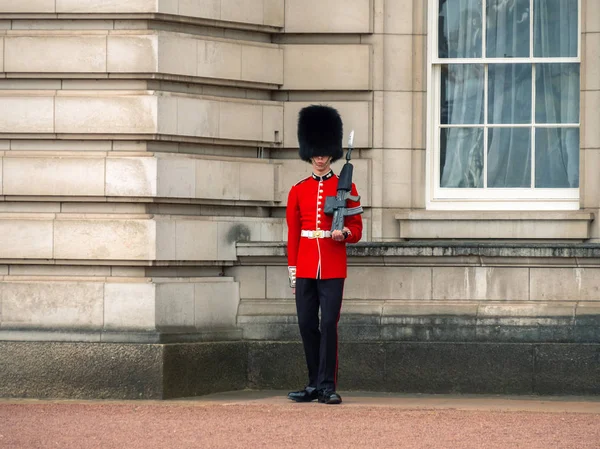 Soldato inglese pattuglia a Buckingham Palace — Foto Stock