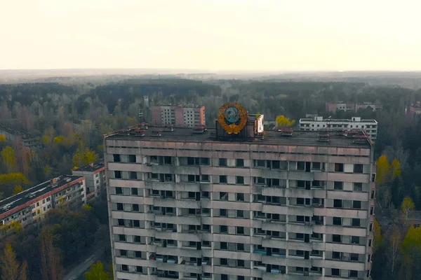 Escudo de armas soviético en un edificio en Pripyat — Foto de Stock