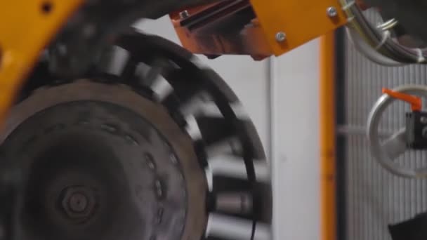 Máquina de producción de neumáticos de cerca — Vídeo de stock