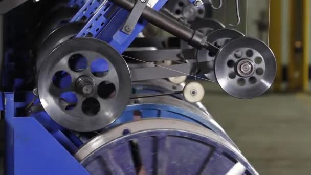 Renforcement des pneus modernes dans une usine . — Video