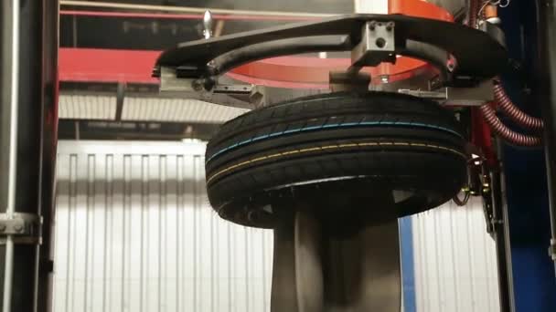 Moulage de roues automobiles dans une usine .