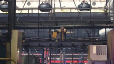 Fabrikada lastiklerle konveyör. Lastikler üretimi.