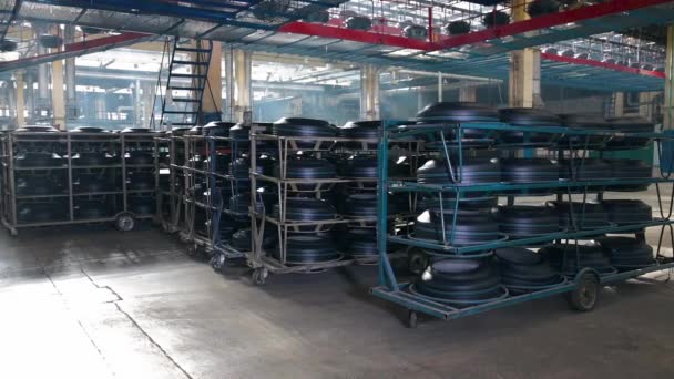Movimientos de neumáticos en el transportador en fábrica . — Vídeos de Stock