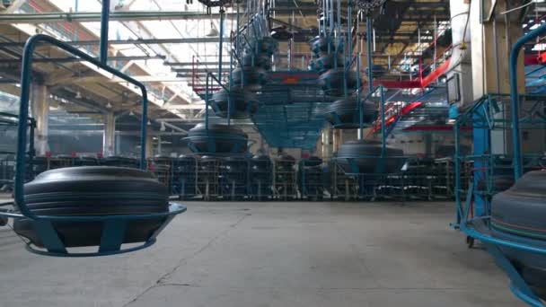 Transportör med däck på fabriken. — Stockvideo