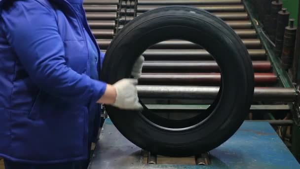 Kontrola a kontrola jakosti v továrně na pneumatiku. — Stock video