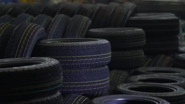 Atölyede istifleme yeni arabalar lastikleri.