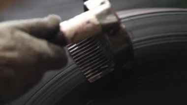 Kalıplama sonrası lastikleri sıyırma aracı, yakın