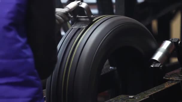 Tire handling at the factory from excess rubber. — Stock Video