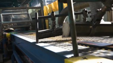 Lastik fabrikasında lastik bantların parçalara dönüştürülmesi