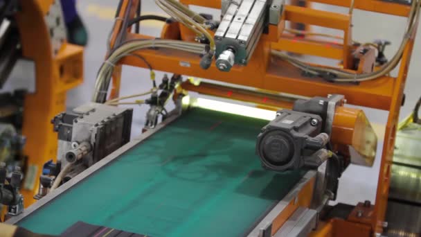Μηχανή που παράγει ελαστικά από ανακυκλωμένο καουτσούκ. — Αρχείο Βίντεο