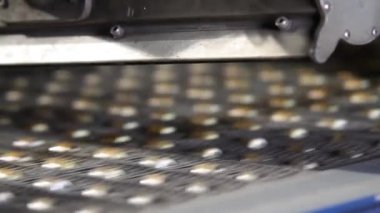 Lastik fabrikasında kalıplama öncesi kauçuk bant.