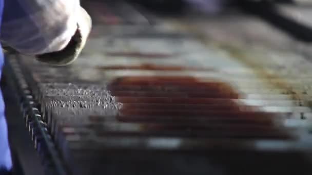 Tillverkning av däck. Gummitejp märkt med färgade ränder. — Stockvideo