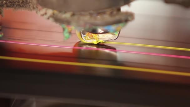 Schilder machine maakt gele lijnen op rubberen tape — Stockvideo