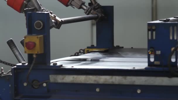 Lastik fabrikasında lastik bantların parçalara dönüştürülmesi — Stok video