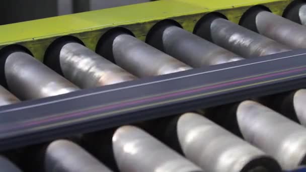 Machineleducerende banden uit gerecycled rubber. — Stockvideo