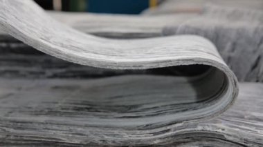 Büyük bir lastik fabrikasında kauçuk bant yakın yukarı.