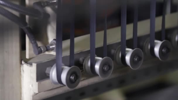 Produksi ban. Kaset karet pada mesin bergulir . — Stok Video