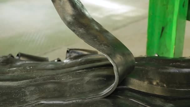 Recycling van rubber in de chemische industrie. — Stockvideo