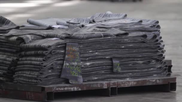 Резиновая лента на большом заводе шин крупным планом . — стоковое видео