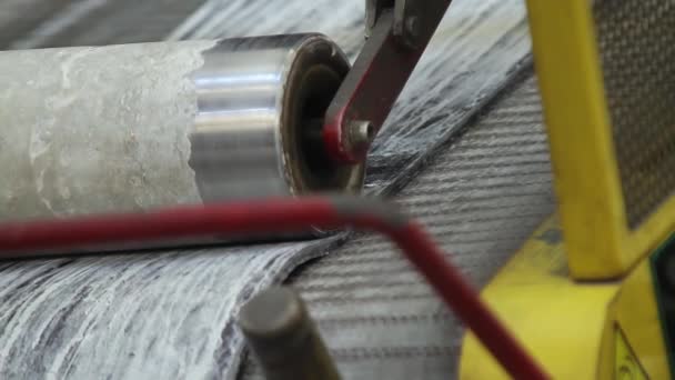 Pressning av gummi för däckproduktion. — Stockvideo
